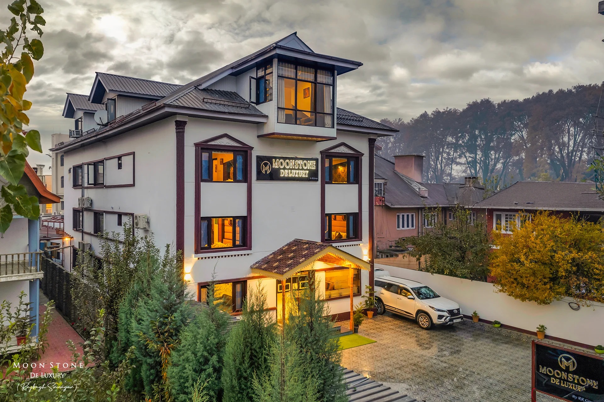 Hotel Moonstone De Luxury Srinagar